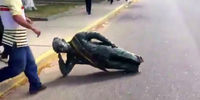 عاقبت پوپولیسم؛ مجسمه چاوز پایین کشیده شد + عکس