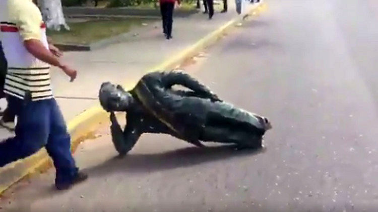 عاقبت پوپولیسم؛ مجسمه چاوز پایین کشیده شد + عکس