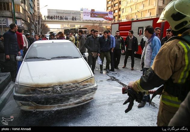 آتش سوزی خودرو در میدان هفتم تیر