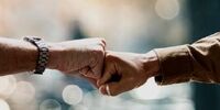 مردانی، عضو ستاد کرونا: دست دادن با مشت و آرنج هم باعث انتقال کرونا می‌شود