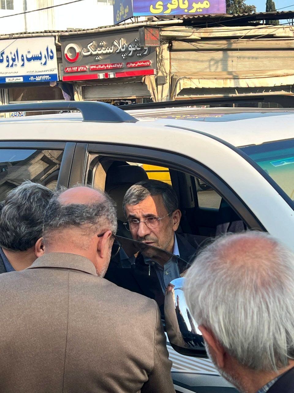 ژست‌های احمدی نژاد در مراسم ختم خواهر رحیم مشایی + عکس 4