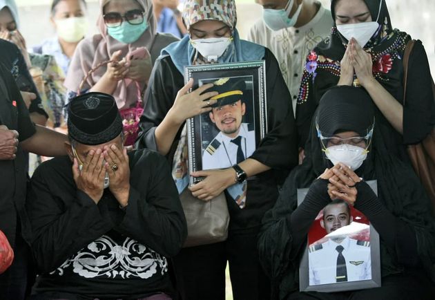 اقامه نماز میت بر قربانیان حادثه سقوط هواپیما در اندونزی