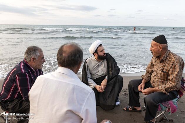 طلاب جوان در سواحل گیلان