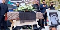  تصاویری تلخ از گریه یلدا ابتهاج بر مزار پدر
