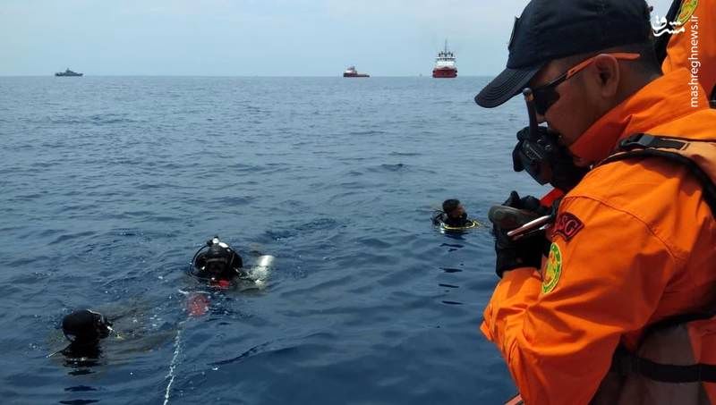 تصاویری از سقوط هواپیمای مسافربری اندونزی در دریا