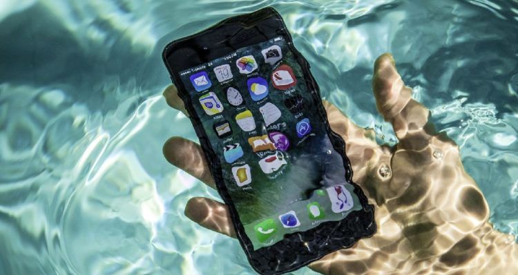 بهترین راهکار ها برای گوشی موبایل افتاده در آب 