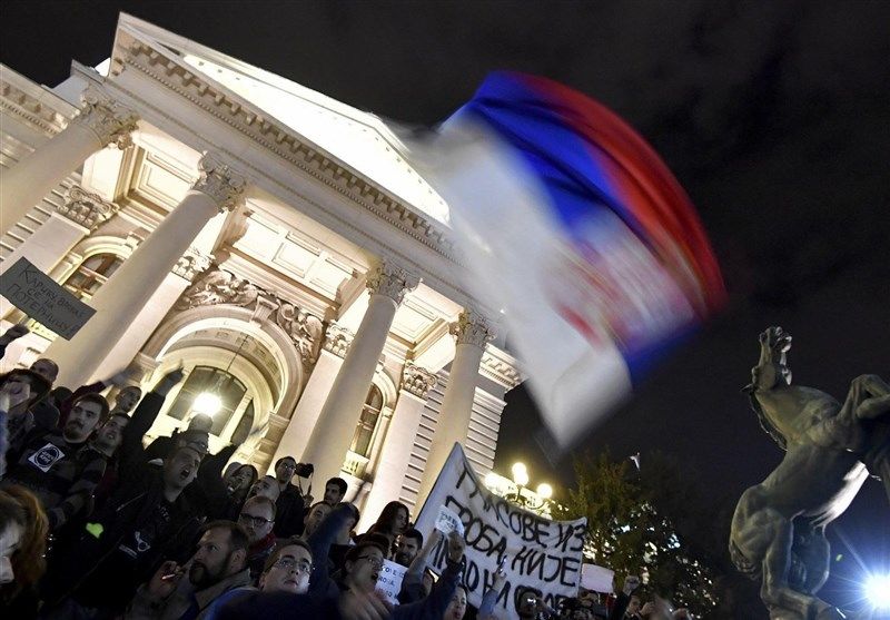 انتخابات پارلمانی صربستان دردسرساز شد/ حمله معترضان به ساختمان شورای شهر بلگراد