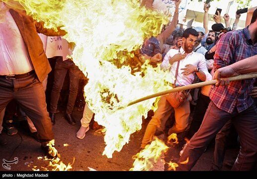 پرچم سوئد در تهران به آتش کشیده شد+ تصاویر
