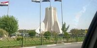 اهتزاز پرچم عراق در میدان آزادی جنجالی شد/ اصل ماجرا چه بود؟+ تصاویر و فیلم