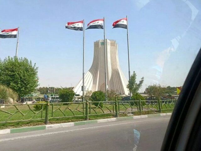 اهتزاز پرچم عراق در میدان آزادی جنجالی شد/ اصل ماجرا چه بود؟+ تصاویر و فیلم