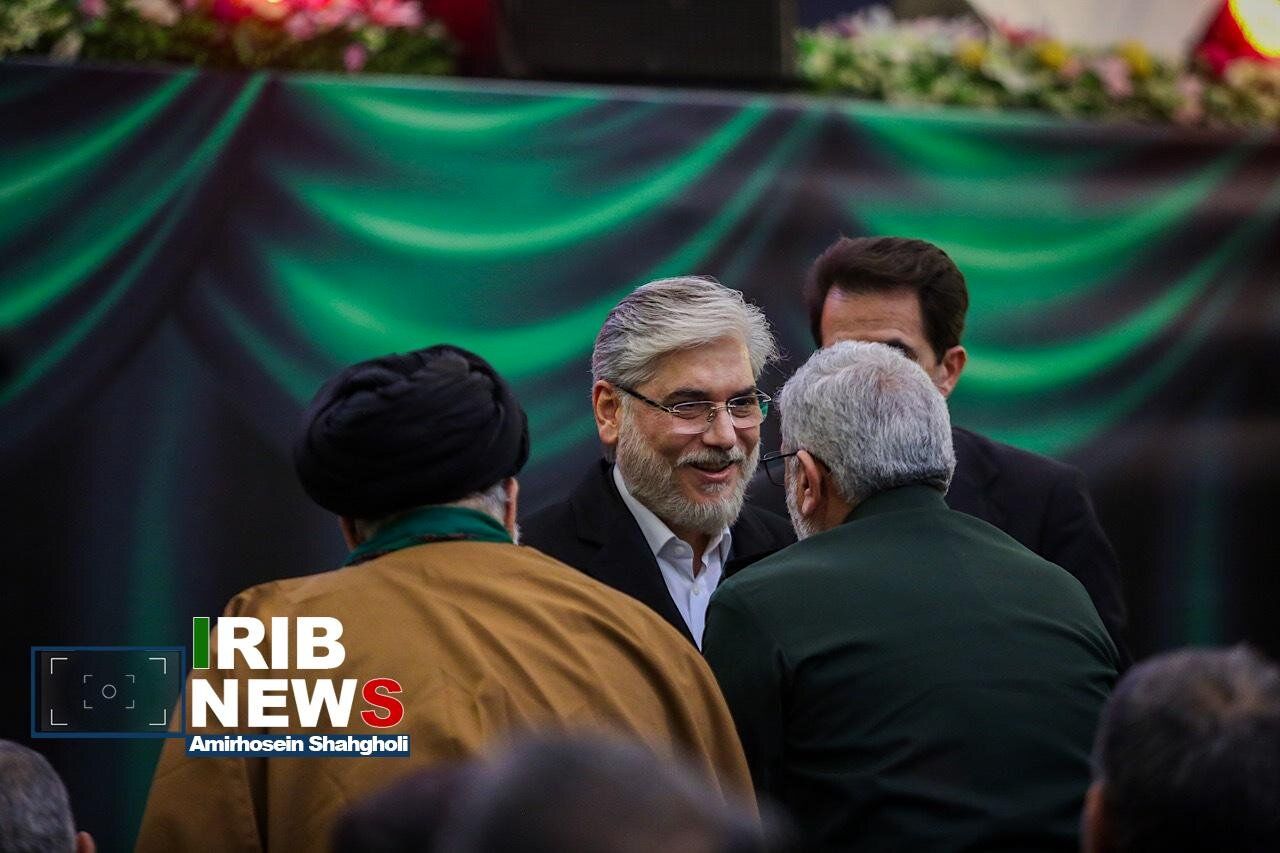 مراسم بزرگداشت سردار سلیمانی؛ از حضور پزشکیان و محسنی اژه ای تا حجاب متفاوت یک خانم در مراسم + تصاویر