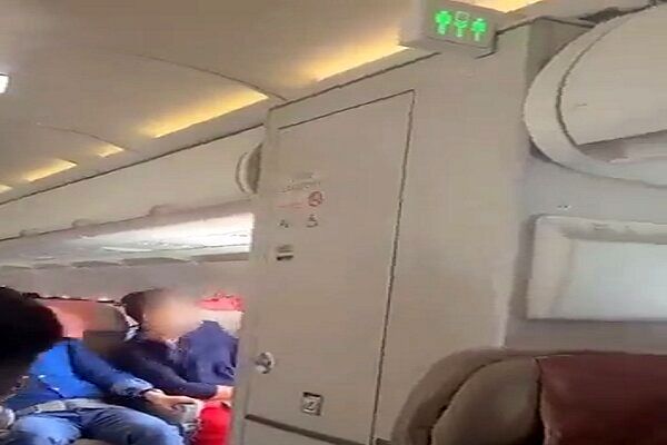 لحظات ترسناک برای مسافران یک پرواز به علت باز شدن درب هواپیما