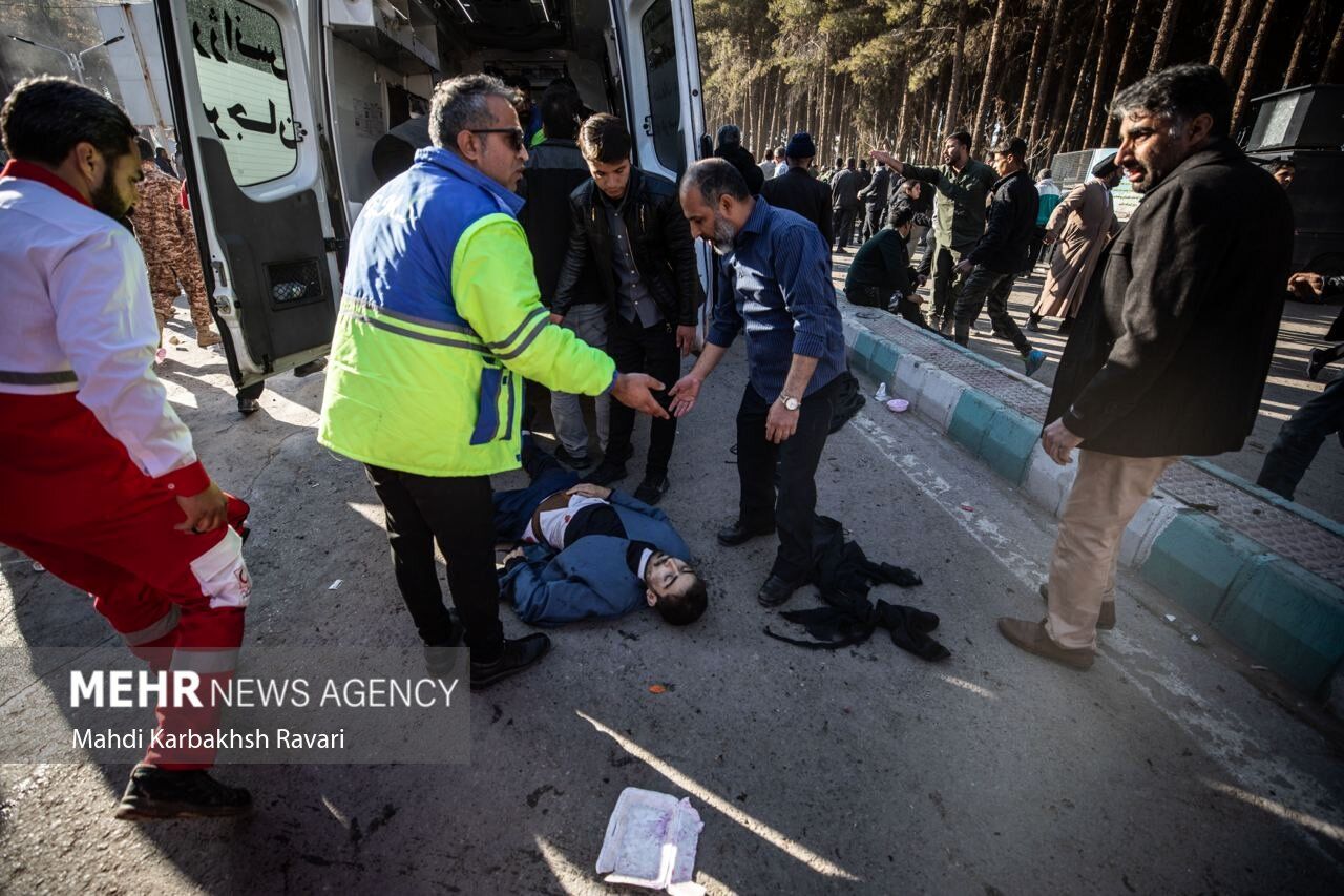 اولین تصاویر از انتقال مجروحان حادثه تروریستی انفجار گلزار شهدای کرمان/ازدحام جمعیت در بیمارستان + فیلم