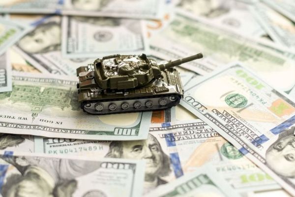 اقتصاد ایران آماده جنگ طولانی است؟ | ندری: اقتصاد تعطیل است، مسئولان فقط به فکر تأمین کالاهای اساسی مردم باشند