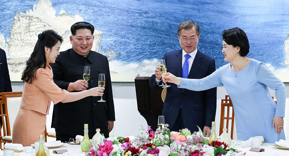 وقتی رهبر کره شمالی برای زنش غیرتی می‌شود! فیلم کنار زدن عکاس