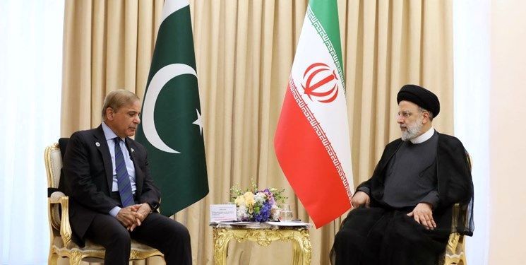 دیدار روسای جمهور ایران و پاکستان/ رئیسی: برای گسترش روابط حد و مرزی قائل نیستیم