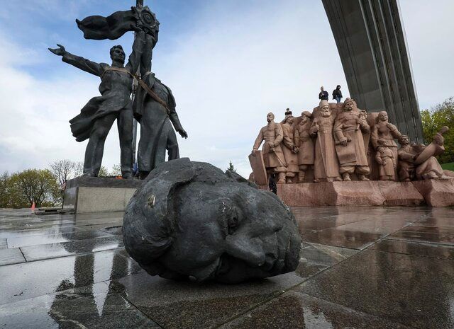 مجسمه دوستی روسیه و اوکراین سرنگون شد!+ تصاویر
