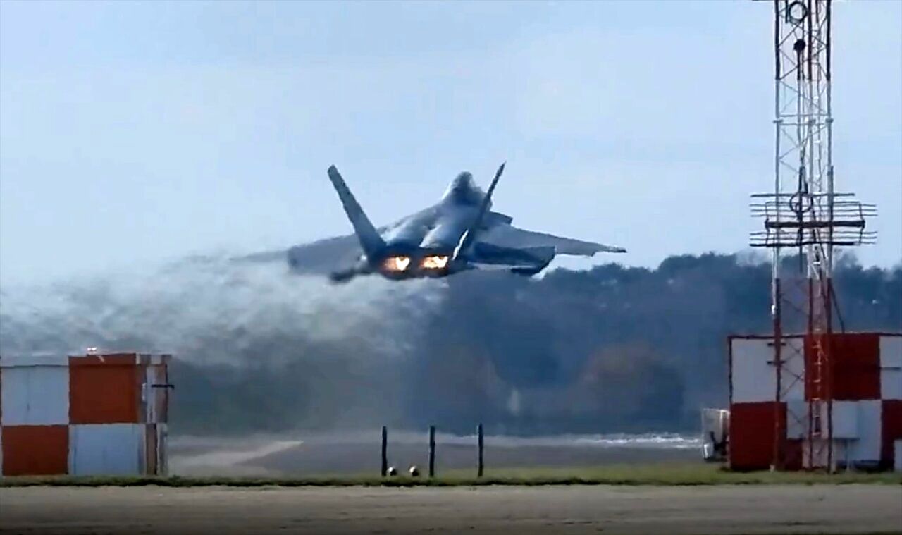 یک مقام رسمی آمریکا به ای‌بی‌سی نیوز: جنگنده‌های رادارگریز اف 22 آمریکا در اسرائیل فرود آمدند/ عکس