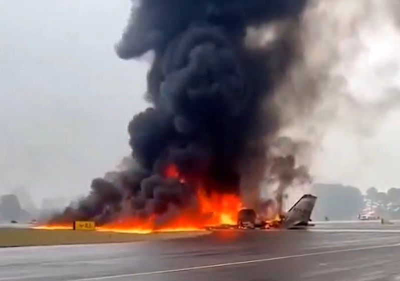 اولین تصاویر از سقوط هواپیما در فرودگاه آمریکا