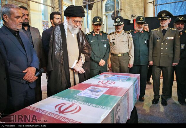 حضور رهبر معظم انقلاب در کنار پیکر شهید محسن حججی