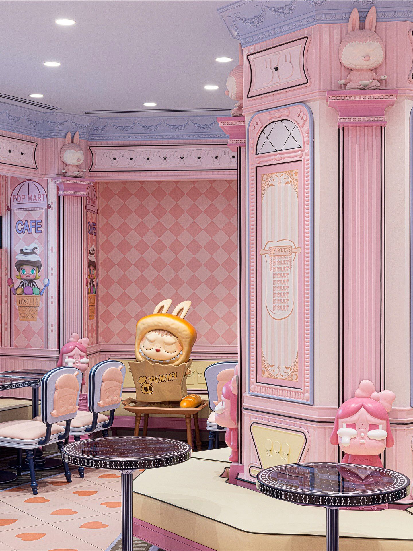 تصاویری از فضای داخلی فروشگاه پرچمدار برند پاپ مارت (POP MART) در مرکز خرید آیکون سیام بانکوک، که توسط استودیوی X+Living با طراحی مفهومی و الهام از نقوش معبد وات آرون تایلند اجرا شده و دارای فضای پیکسلی و کافه «داستان پریان» است.
