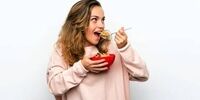 7 بلایی که ایستاده غذا خوردن سر بدن می‌آورد