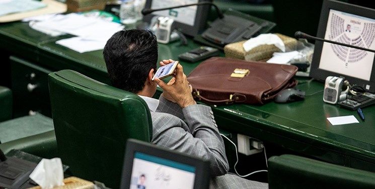 تصاویری از موبایل بازی نمایندگان در صحن علنی مجلس