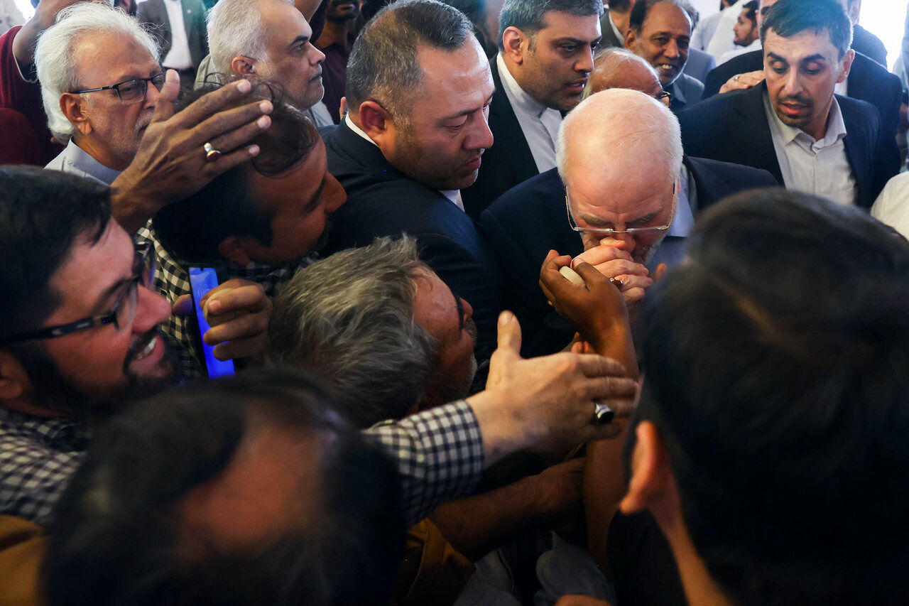 بوسه قالیباف بر دست نمازگذار پاکستانی/ تصاویر دیدنی از حضور رییس مجلس در نمازجمعه کراچی