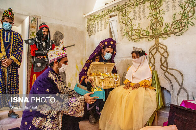 زینب ۷ ساله مبتلا به بیماری سرطان است. زینب آرزو داشت تا روزی ملکه شود و در قصر خود با گنج هایش زندگی کند. آرزوی زینب در قلعه تاریخی شوش و با برگزاری مراسم تاج گذاری برآورده شد.