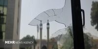 در این عکس اهمیت چسب زدن شیشه‌ها برای محافظت در برابر موج انفجار را ببینید