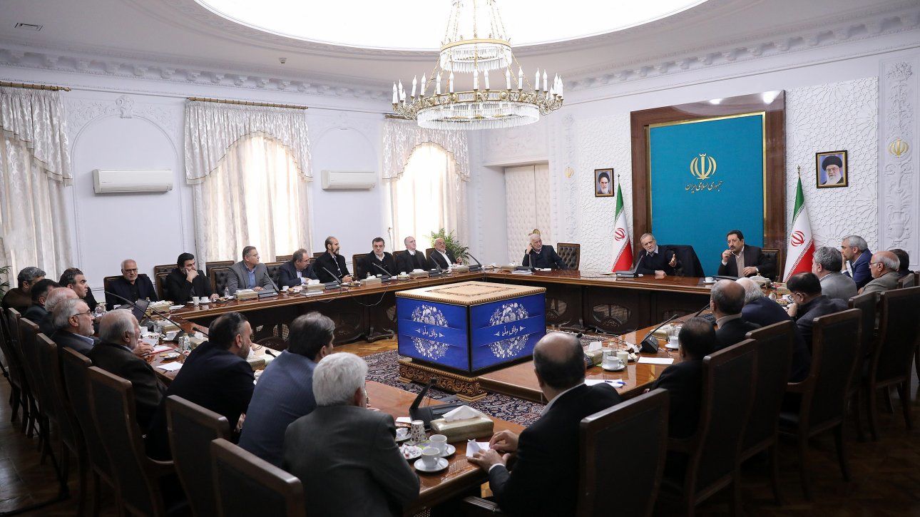 اتخاذ 4 تصمیم مهم دولت و مجلس برای حمایت از بازاریان و فعالان اقتصادی | پزشکیان: اعتراضات بازاریان قابل درک است | جرائم مالیاتی اصناف و بازاریان برای یک سال تعلیق شد