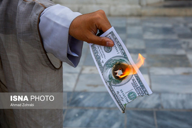 آتش زدن دلار در تجمع طلاب در مدرسه فیضیه