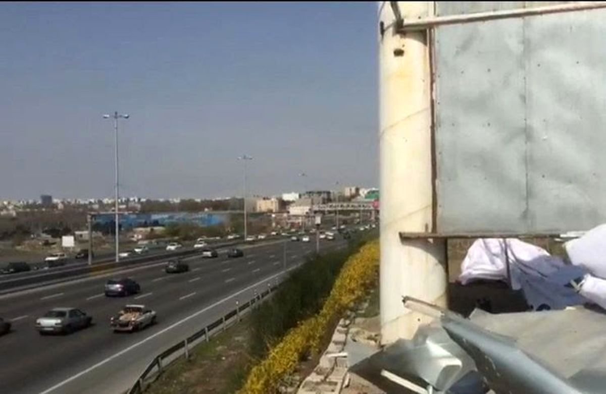 سقوط هولناک یک بیلبورد تبلیغاتی در اتوبان کرج-تهران + فیلم 