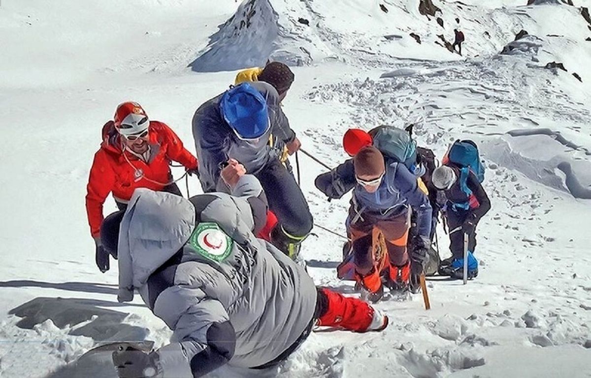 نجات کوهنورد 68 ساله در ارتفاعات کلکچال+فیلم