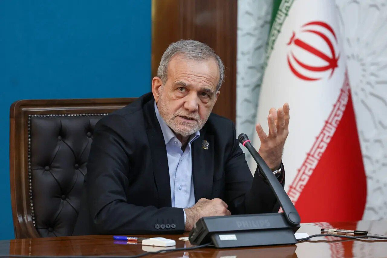 پزشکیان: امیدواریم با اقدامات و تلاش‌های انجام شده از شرایط سخت امروز کشور خارج شویم/ سربلندی و موفقیت بدون از بین بردن جهل و بی‌سوادی ممکن نیست