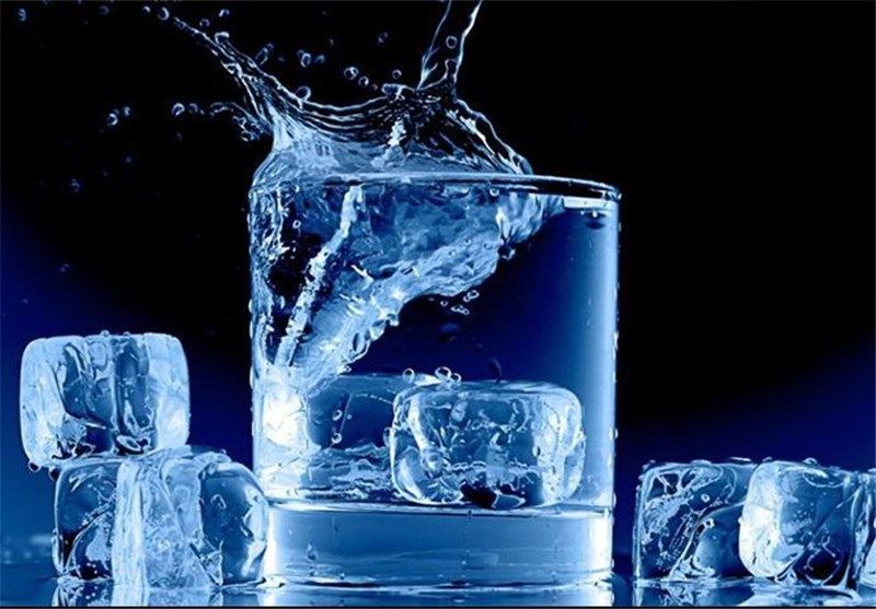 بیماری های خطرناکی که عوارض نوشیدن آب یخ است 