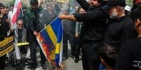 به آتش کشیدن پرچم سوئد توسط نمازگزاران تهرانی + عکس