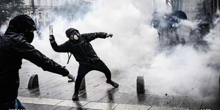 اعتراضات فرانسه ادامه دارد/مکرون: استعفا نمی‌دهم