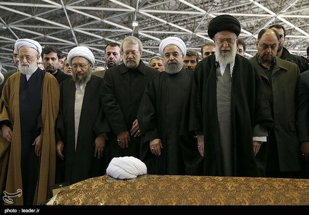 اقامه نماز بر پیکر آیت الله هاشمی رفسنجانی توسط مقام معظم رهبری