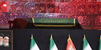 حضور علمای قم بر پیکر رهبر شهید و خانواده ایشان در مسجد جمکران + فیلم