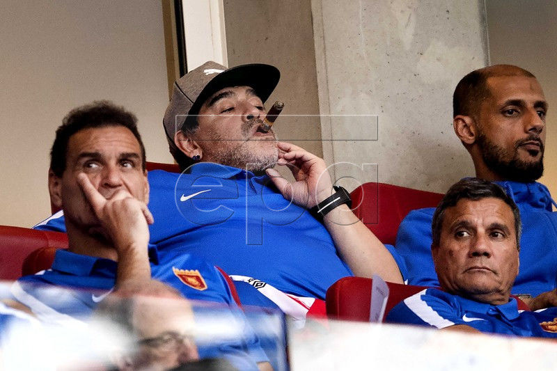 سیگار کشیدن مارادونا در ورزشگاه سوژه شد+عکس