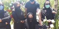 تصویری از خانه ابدی محسن قاضی مرادی در قطعه هنرمندان +بی تابی مهوش وقاری