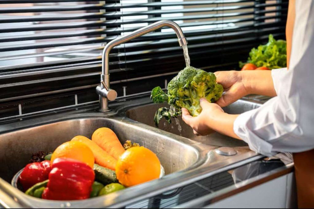 سالادهای آماده؛ وعده‌ای سالم یا تله‌ای میکروبی؟/ شست‌وشوی مجدد سالادهای بسته‌بندی لازم است؟