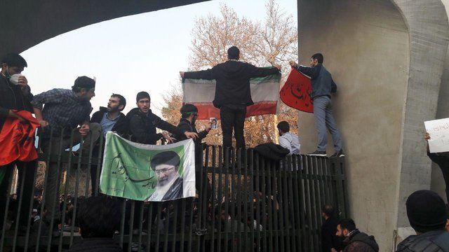 تجمع بسیج دانشجویی دانشگاه تهران در اعتراض به وضعیت اقتصادی
