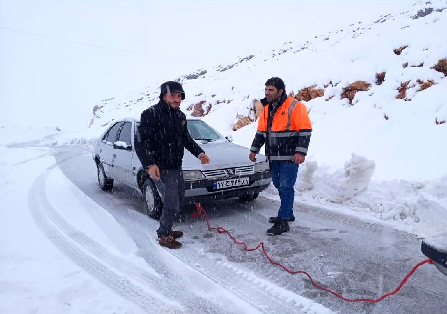 کولاک سنگین برف در کوهرنگ / توصیه راهداری به رانندگان + عکس