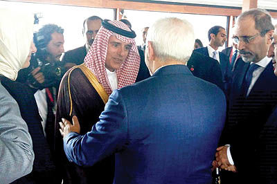 نگاه ظریف به پل دیپلماتیک عراق بین ایران و عربستان / توضیح در مورد مصافحه با عادل الجبیر