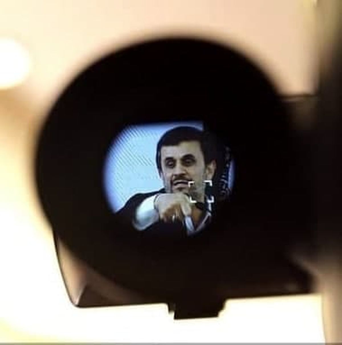 پاسخ تند احمدی نژاد به منتقدان سفرش به دبی/ دوستان شیطان هستید