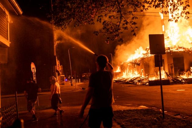تصاویر اعتراضات آمریکا | آتش و خشم در مینیاپولیس/ سفیدوسیاه علیه نژادپرستی