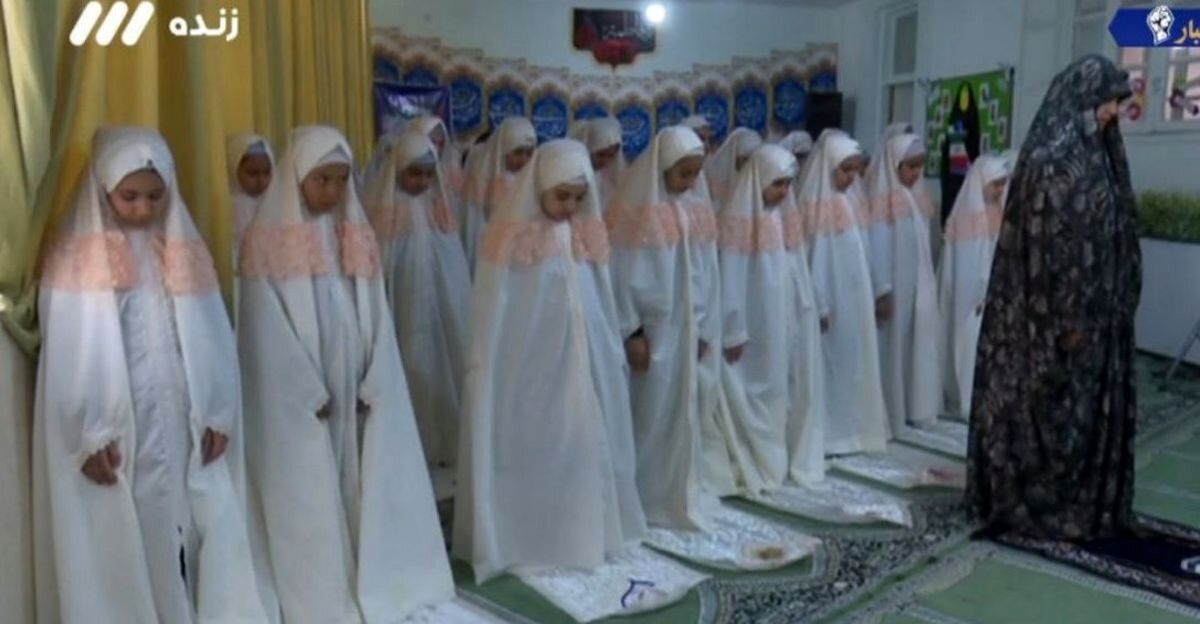 اقامه نماز جماعت به امامت یک زن در صدا و سیما + عکس