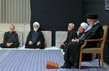 تصاویر ورود و حضور رهبر انقلاب در حسینیه امام خمینی(ره) + عکس